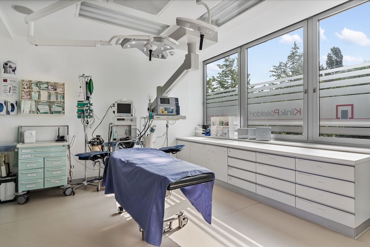 Operationssaal der Klinik mit Narkosegerät und Überwachungsmonitor