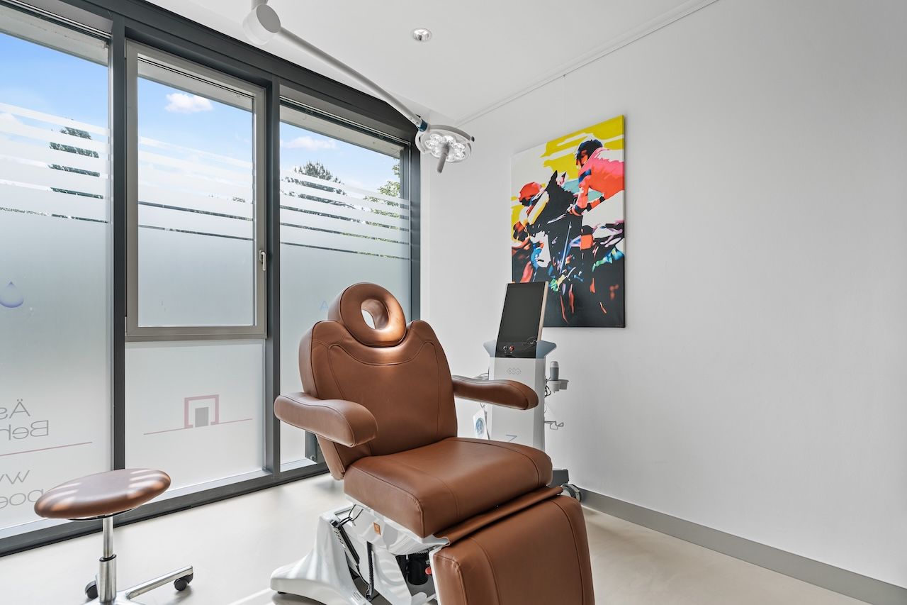 Behandlungsraum mit Behandlungsstuhl am Fenster