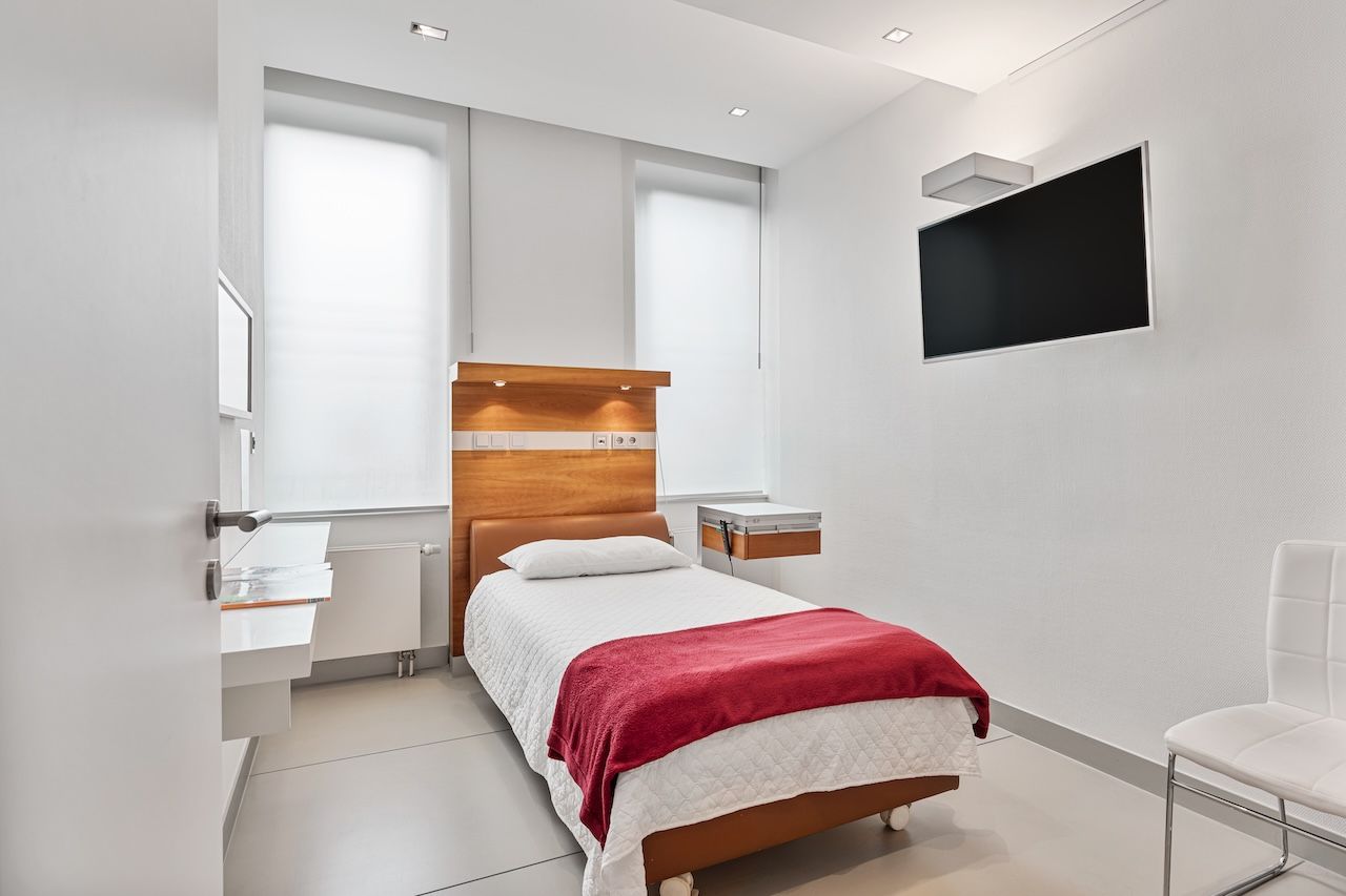 Helles Patientenzimmer der Klinik Pöseldorf für den stationären Aufenthalt nach der Operation