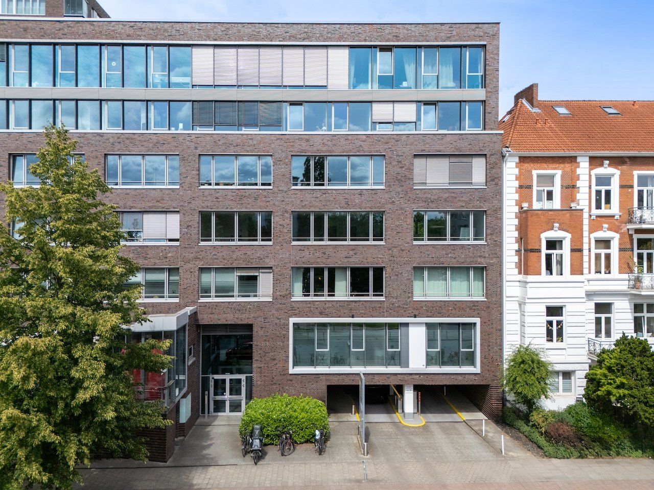 Das Gebäude Lehmweg 17 mit Eingang und Einfahrt zum Parkhaus